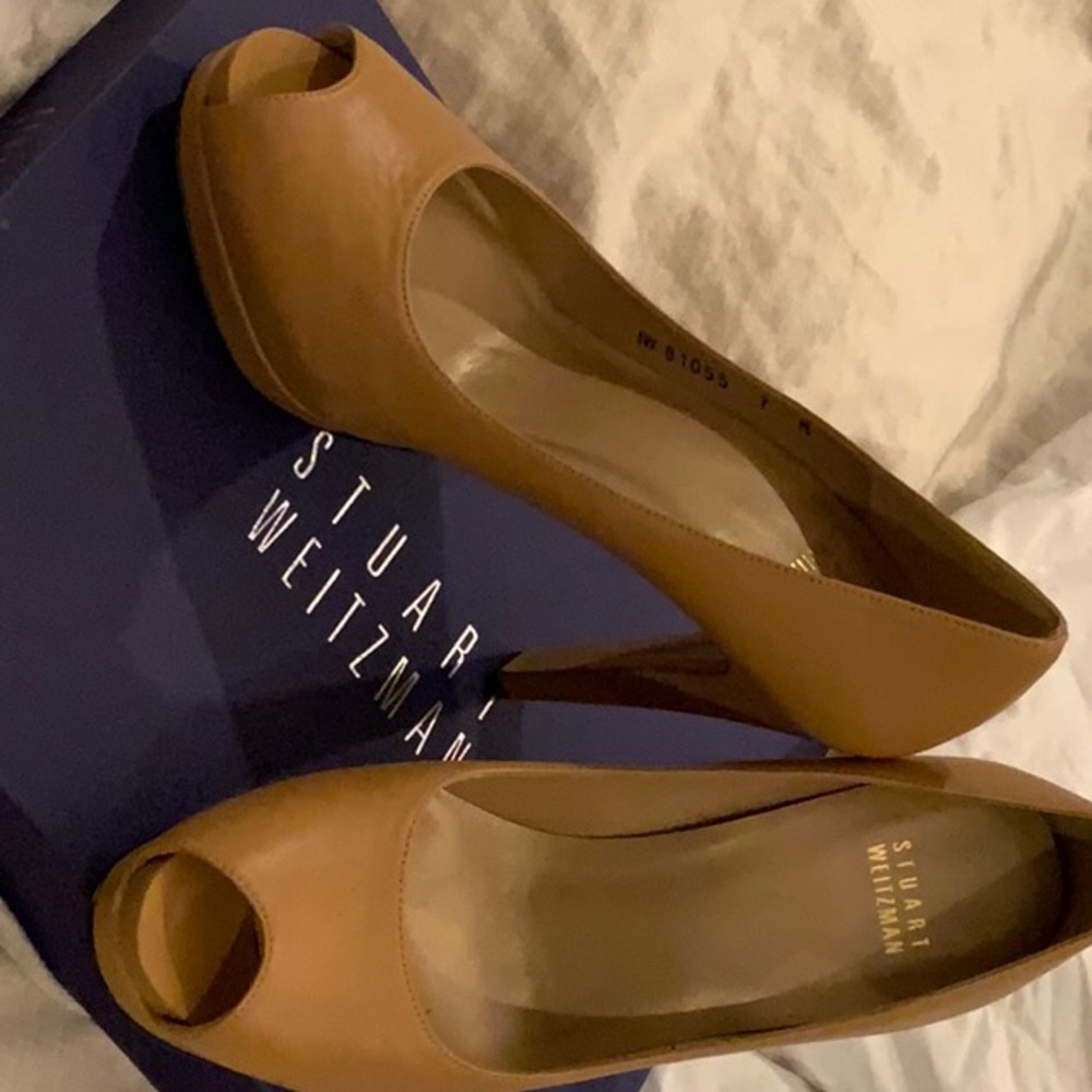 Stuart Weitzman new in box Femina Almond Butter Calf Peep Toe Heels. SIZE 7m